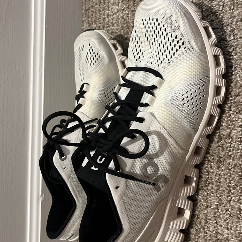 On Cloud Running Shoes Black/White - Picture 2 of 6